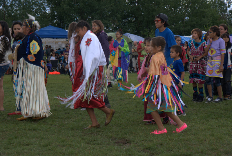 Danse des fillettes aux voiles.