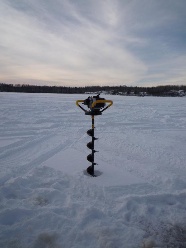 La tarrière s'impose pour la pêche blanche.