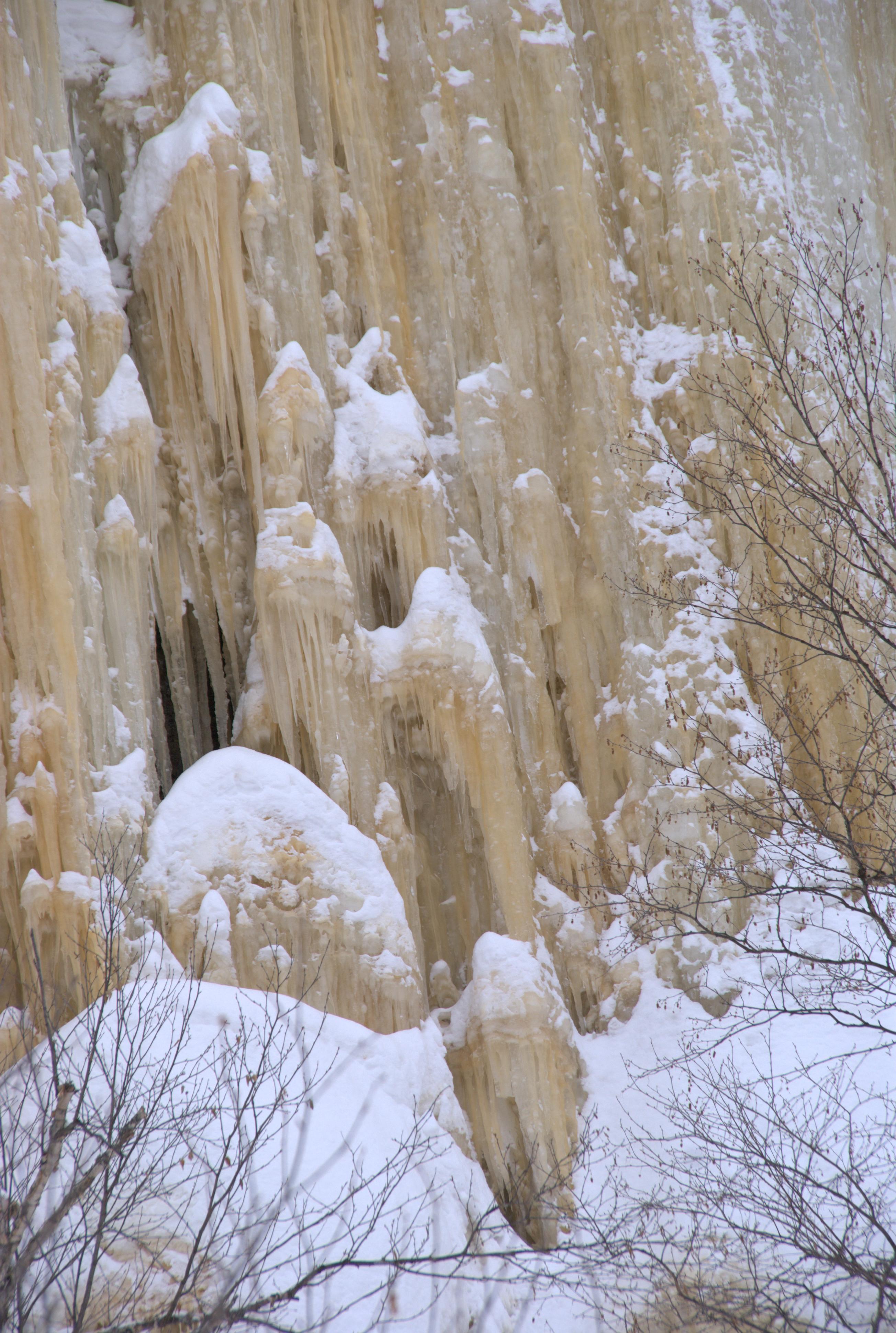Une paroi de glace s'élève devant nous...