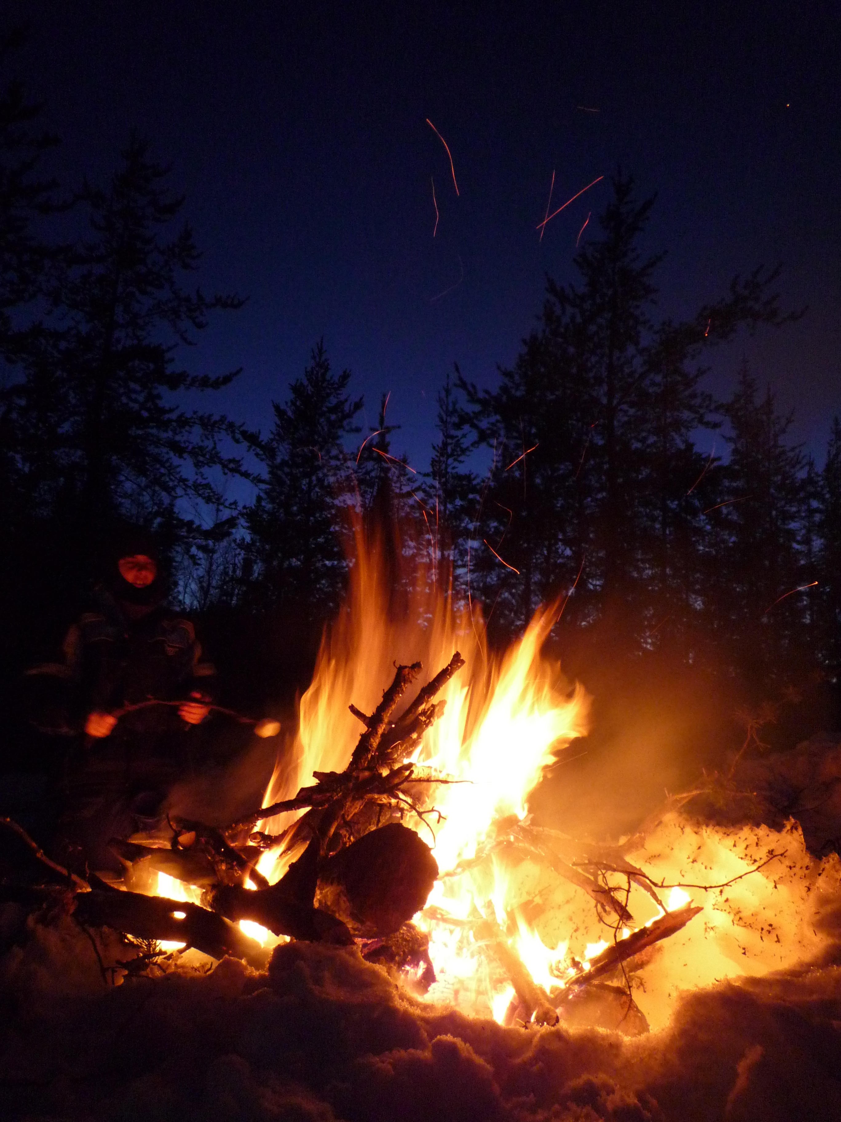 Le feu est alimenté jusqu'au coucher pour ...le plaisir des yeux!