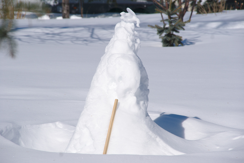 Un bonhomme de neige qui se sculpte au fur et à mesure des intempéries.