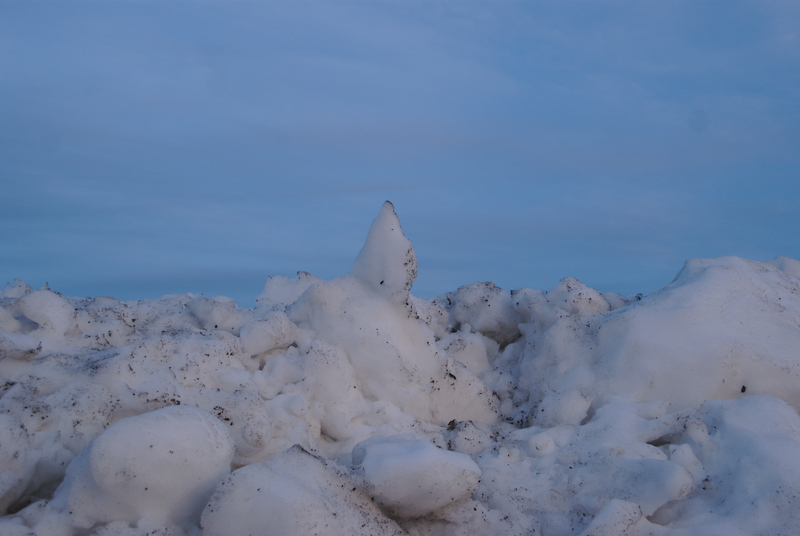 La neige perd sa blancheur éclatante.