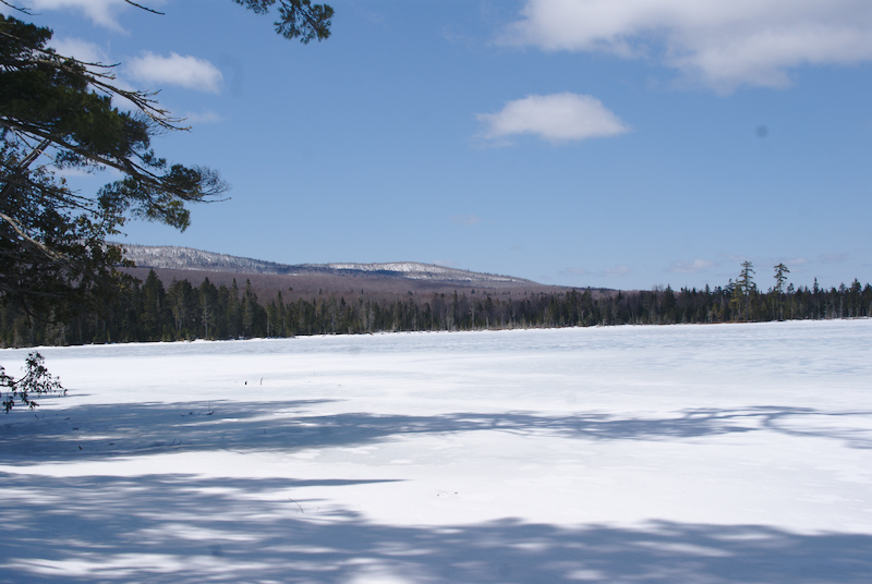 Le lac demeure gelé...mais est-ila ssez solide pour nous recevoir ?