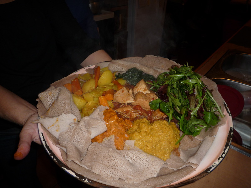 Ce bus nous fait déjà voyager loin avec ce plat typique d'Ethiopie... hummm!