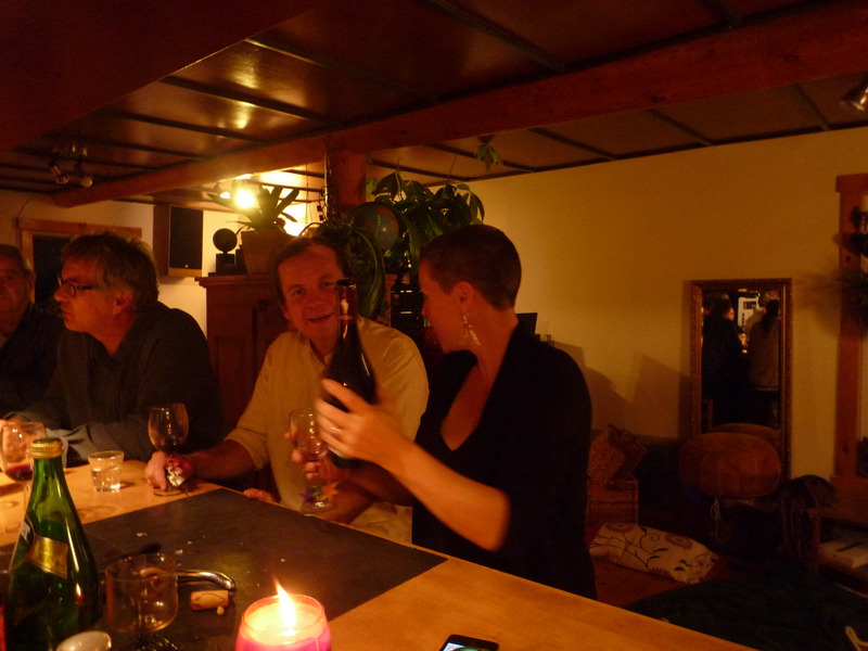 Julie est très fière, elle a apporté le même vin que nous les français... C'est une garantie assurée, hi, hi, hi!