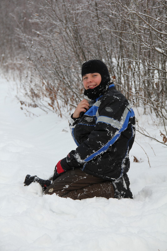 Thibault s'équipe pour jouer avec la neige.