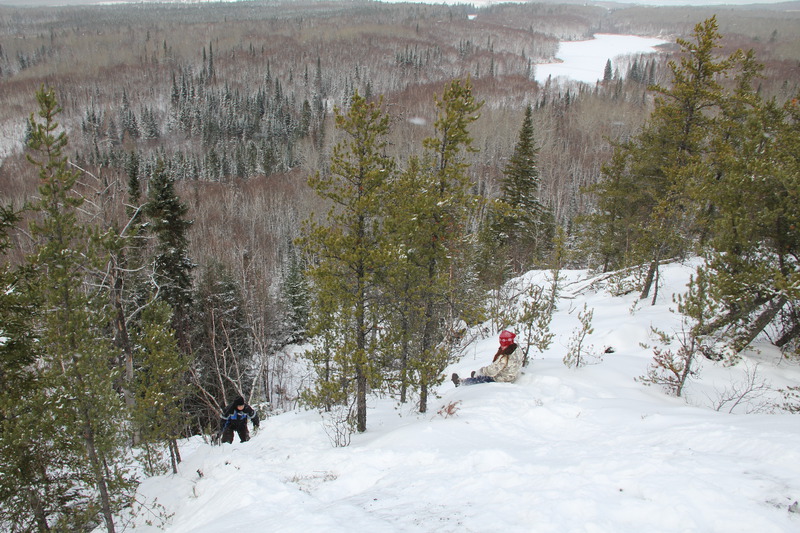 Les joies de l'hiver, c'est aussi la glissade! Toutes les pentes sont à essayer!