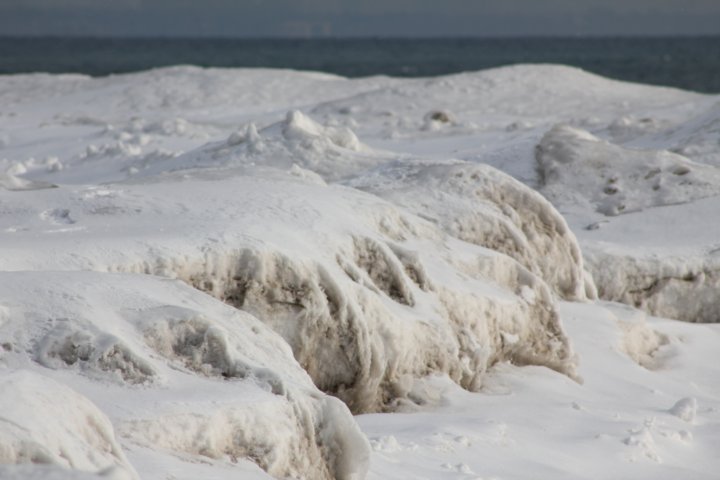 La neige demeure glacée autour du lac Ontario.