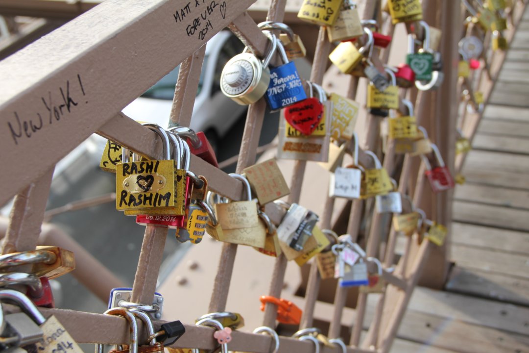 L'amour et les voeux pèsent sur le pont de Brooklyn.