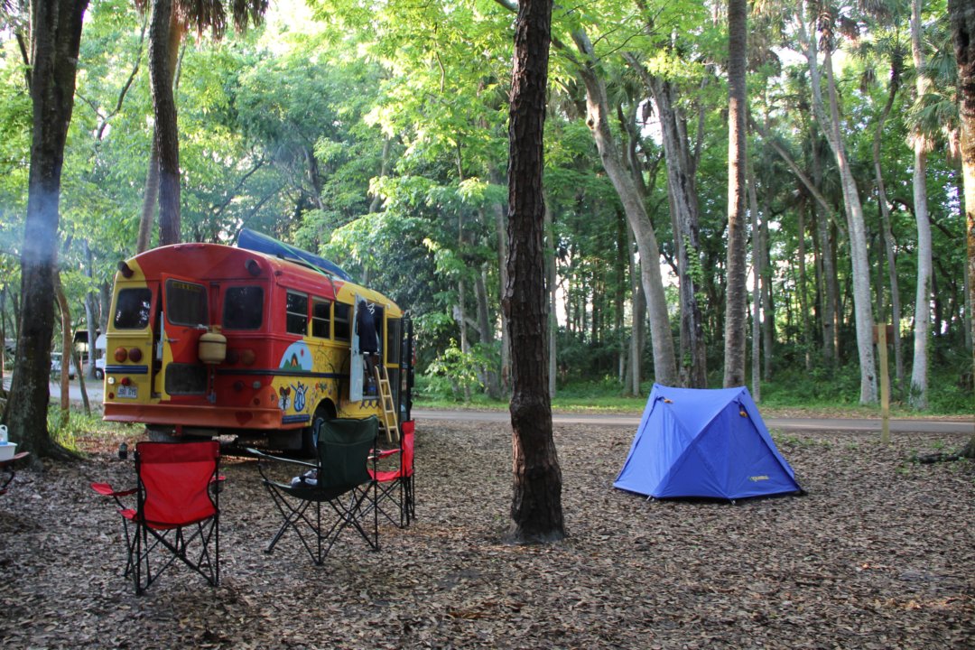 Premier et unique camping tous les 6: tente et bus!