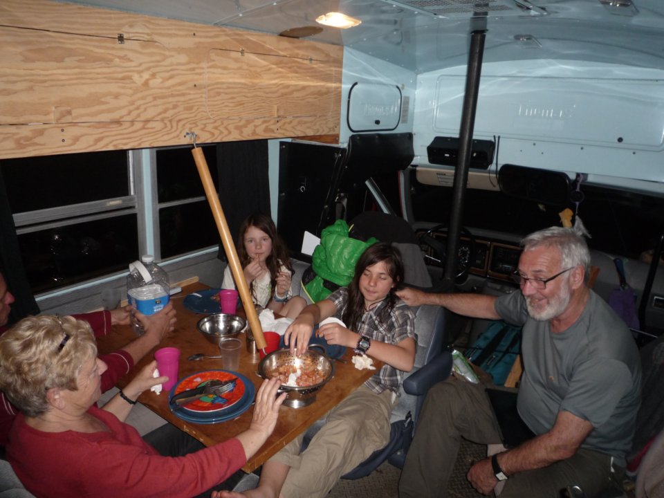 Un repas parmi tant d'autres dans le bus.