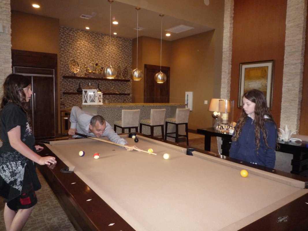 Billard dans le salon privé, c'est pas pire la vie d'expat'!