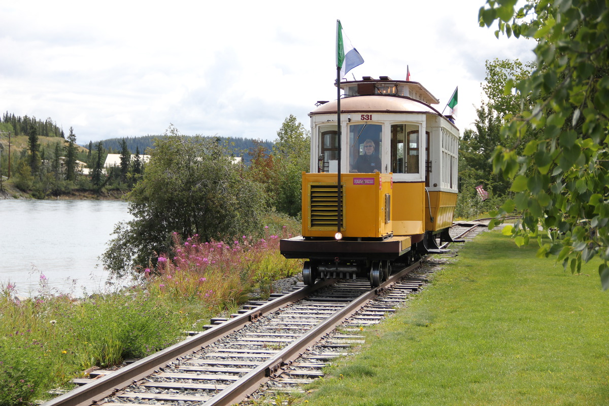La locomotive qui longe la rivière Yukon.
