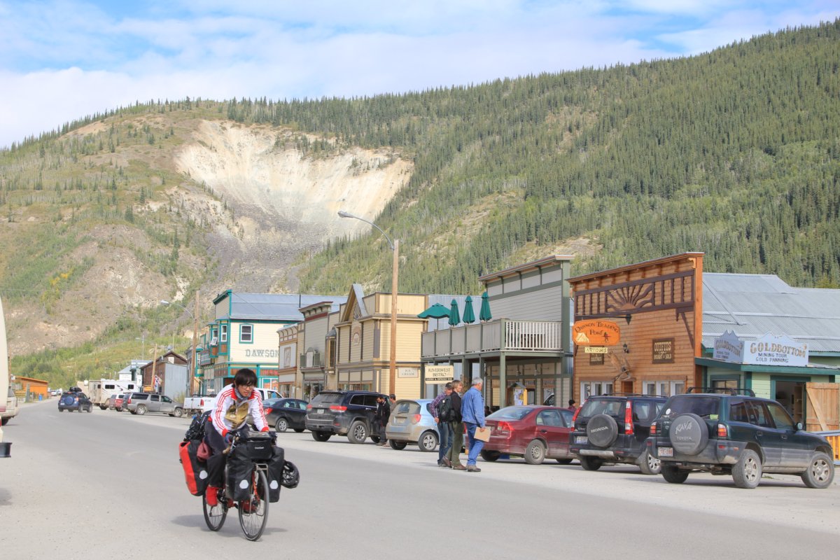 Beaucoup de cyclistes traversent Dawson en passant par la route "top of the world".