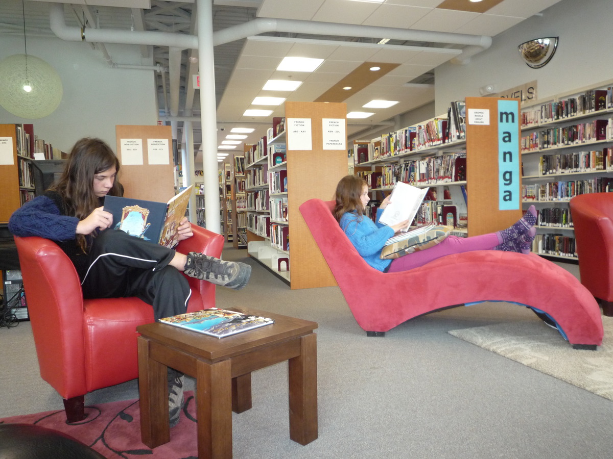 Les 2 jours avant la rentrée, nous les avons passés à la bibliothèque. C'était notre salon en attendant notre cabane... Il pleuvait non stop!
