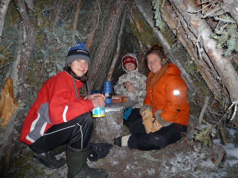 Un goûter dans la cabane d'Emma.