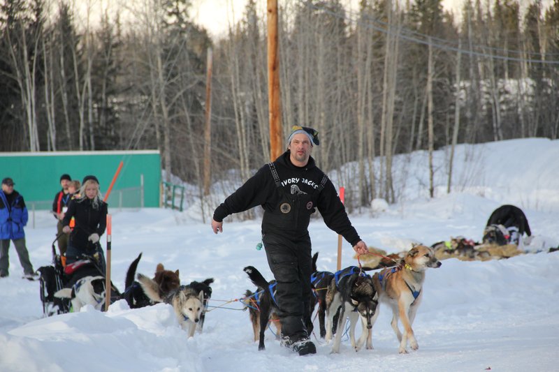 Hugh Neff attire ses chiens dans le bon chemin en s'assurant qu'il n'y a pas de chien en liberté dans les parages.