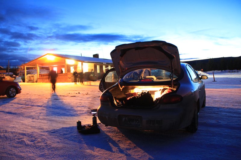 Un repas près de la voiture entre 2 arrivées.