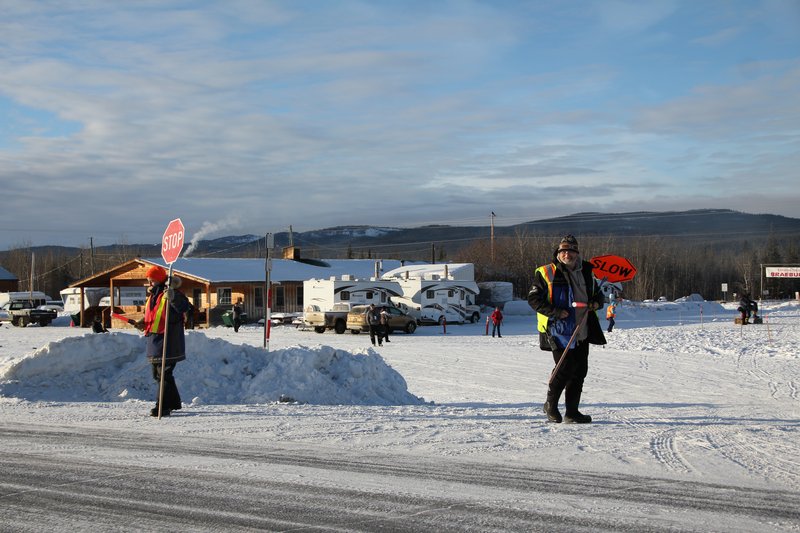 Gerry et Martine, tous 2 mushers jouent les bénévoles aujourd'hui! Belles rencontres!