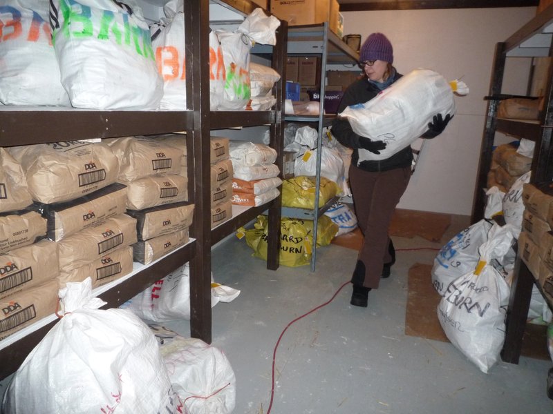 Nous sortons la nourriture des mushers en temps et en heure. Celle-ci a été envoyée au préalable. Certains ont 2 sacs, d'autres 4 ??? Autant de mushers, autant d'alimentations différentes pour leurs chiens.
