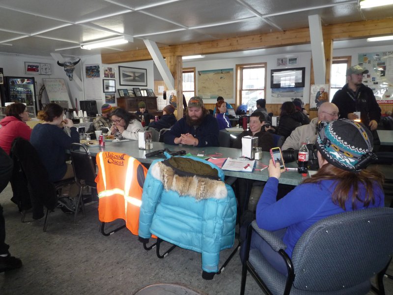 Une pause au chaud entre spectateurs, bénévoles et mushers.
