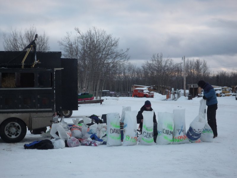Les sacs s'accumulent au fil des miles. Les mushers se délestent et les handlers s'organisent.