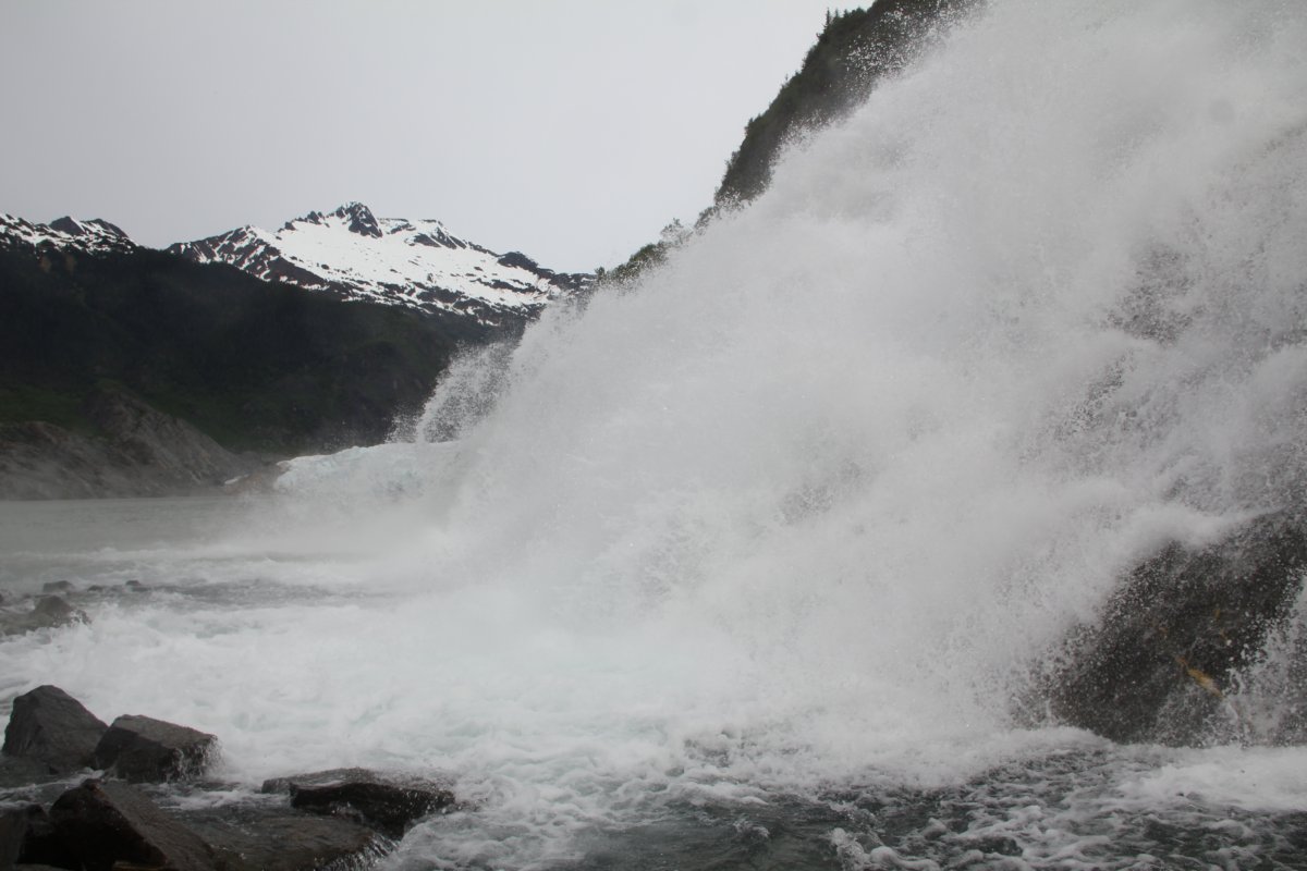 Puissance de la chute à côté du glacier.